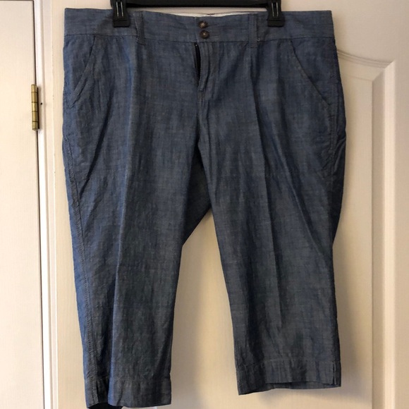 Old Navy Chambray Capri Shorts Women Size 14 - Picture 1 of 9